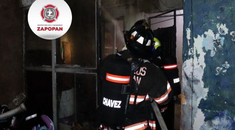 El fuego logró ser sofocado con el uso del chorro de agua y se realizaron las labores de enfriamiento en sitio para evitar reactivaciones. ESPECIAL / FACEBOOK Protección Civil y Bomberos Zapopan