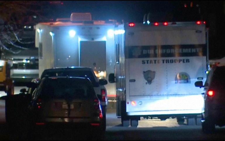 En esta captura de video, se ve a personal de los servicios de emergencia en la escena donde cayó un helicóptero policial en Flagstaff, Arizona, la noche del 4 al 5 de febrero de 2026. ABC15 Arizona vía AP