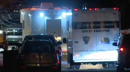 En esta captura de video, se ve a personal de los servicios de emergencia en la escena donde cayó un helicóptero policial en Flagstaff, Arizona, la noche del 4 al 5 de febrero de 2026. ABC15 Arizona vía AP