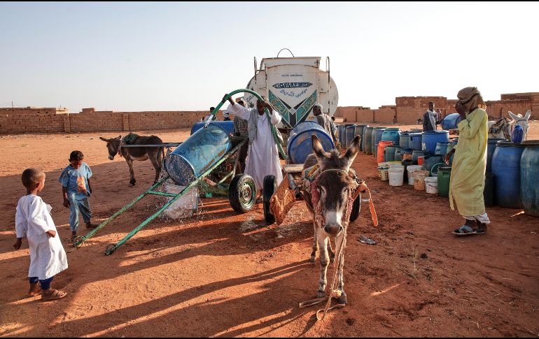 Gente llena recipientes de agua en un punto de distribución gratuito en Jartum, Sudán, el 30 de enero de 2026. AP/ARCHIVO