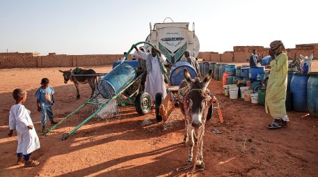 Gente llena recipientes de agua en un punto de distribución gratuito en Jartum, Sudán, el 30 de enero de 2026. AP/ARCHIVO