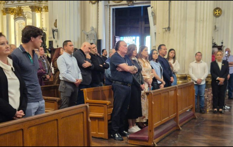 En el recinto se colocaron retratos de don Jesús Michel González y de su esposa, doña Elvira Velasco Rolón, adornados con arreglos florales. EL INFORMADOR / J. VELAZCO