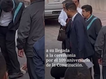 Hugo Aguilar hizo un movimiento para acomodar el zapato y que la persona con el papel para limpiarlo pudiera hacerlo de costado. ESPECIAL.