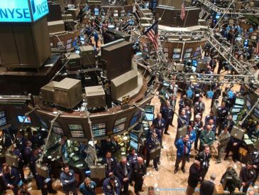 Al cierre del parqué neoyorquino, el Dow Jones perdió 592 puntos, hasta los 48.908 unidades; el selectivo S&P 500 perdió un 1.23 %, hasta los 6.798 puntos; y el tecnológico Nasdaq cayó un 1.59 %, hasta los 22.540. EFE / ARCHIVO