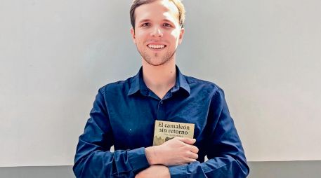 El sociólogo y politólogo posa con un ejemplar de su obra “El Camaleón sin Retorno: una novela política”. CORTESÍA