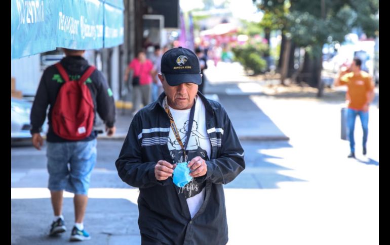 En las tiendas de material y equipo médico que se ubican en la Avenida Federalismo algunas presentaciones de cubrebocas se agotaron desde ayer. EL INFORMADOR / A. Navarro