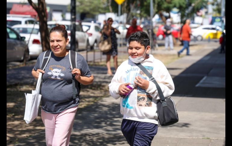 En las tiendas de material y equipo médico que se ubican en la Avenida Federalismo algunas presentaciones de cubrebocas se agotaron desde ayer. EL INFORMADOR / A. Navarro