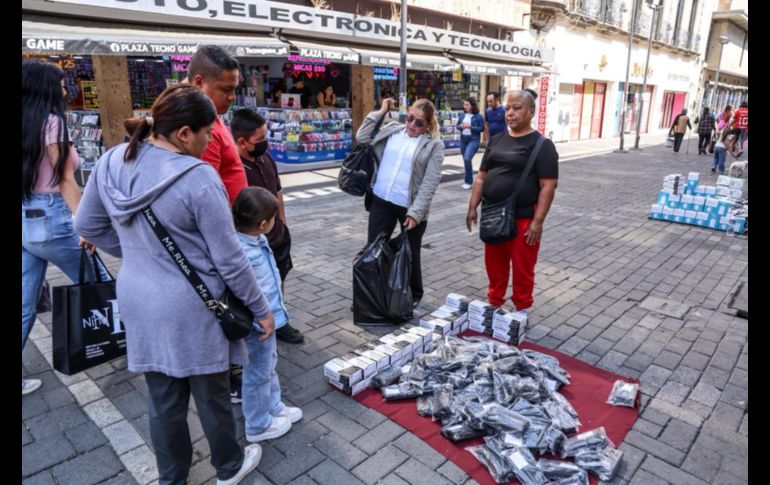 En las tiendas de material y equipo médico que se ubican en la Avenida Federalismo algunas presentaciones de cubrebocas se agotaron desde ayer. EL INFORMADOR / A. Navarro