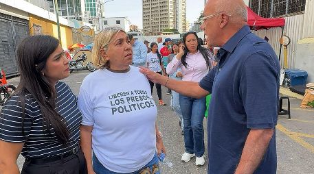 Presidente de la Asamblea Nacional de Venezuela, Jorge Rodríguez salió a las calles para dar la noticia a las familias de los presos. EFE/ Asamblea Nacional de Venezuela