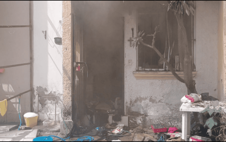 Una persona falleció y terminó calcinada, ya que su cuerpo fue encontrado cuando se hacían las labores de remoción de escombros y enfriamiento. ESPECIAL