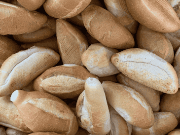 El origen del bolillo tiene influencias francesas, es por eso que se le suele asociar a un tipo de pan francés, debido ciertas semejanzas que tienen. PIXABAY