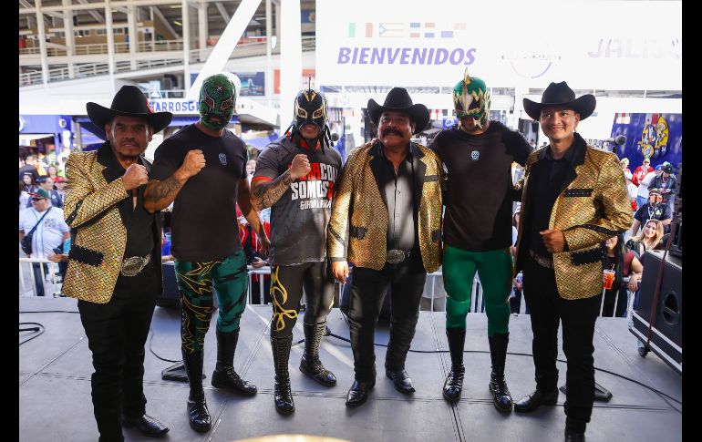 Familias completas, jóvenes y adultos se aglomeraron alrededor del ring para no perderse los enfrentamientos protagonizados por varias de las estrellas del Consejo Mundial de Lucha Libre. CORTESÍA