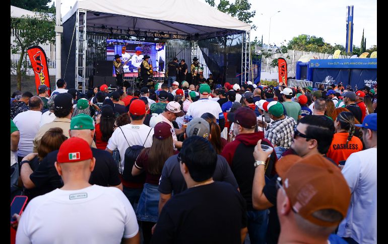 Familias completas, jóvenes y adultos se aglomeraron alrededor del ring para no perderse los enfrentamientos protagonizados por varias de las estrellas del Consejo Mundial de Lucha Libre. CORTESÍA