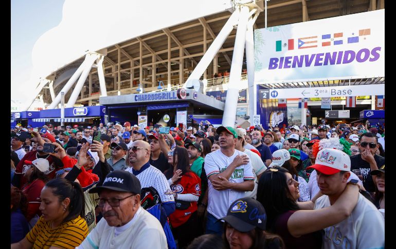 Familias completas, jóvenes y adultos se aglomeraron alrededor del ring para no perderse los enfrentamientos protagonizados por varias de las estrellas del Consejo Mundial de Lucha Libre. CORTESÍA