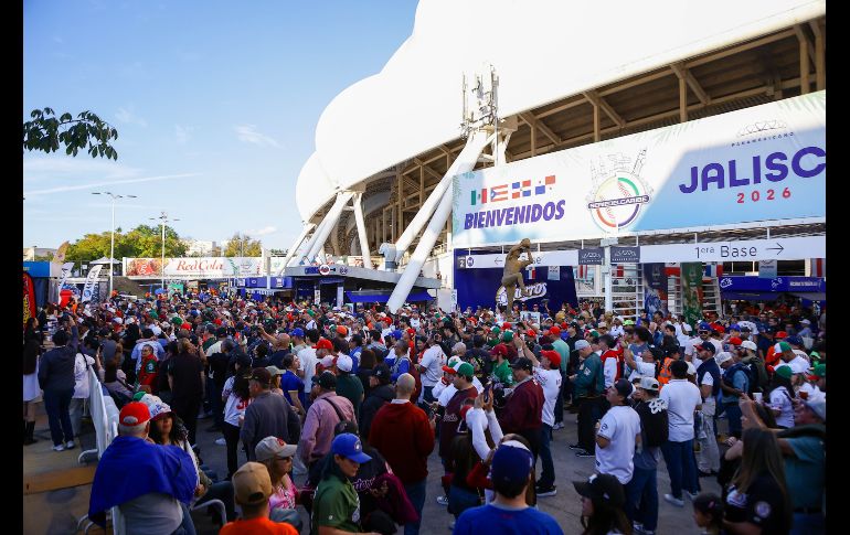 Familias completas, jóvenes y adultos se aglomeraron alrededor del ring para no perderse los enfrentamientos protagonizados por varias de las estrellas del Consejo Mundial de Lucha Libre. CORTESÍA