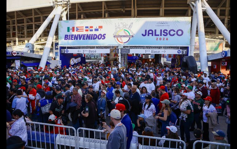 Familias completas, jóvenes y adultos se aglomeraron alrededor del ring para no perderse los enfrentamientos protagonizados por varias de las estrellas del Consejo Mundial de Lucha Libre. CORTESÍA