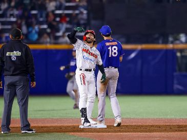 En la séptima entrada, Leo Heras pegó sencillo productor de dos carreras con las que México remontó el marcador. CORTESÍA/Charros de Jalisco