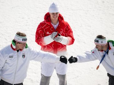 El suizo Franjo von Allmen celebra su victoria en la pista Stelvio de Bormio, donde conquistó el primer oro de los Juegos de Invierno de Milán-Cortina en el descenso de esquí alpino. AFP / F. Coffrini