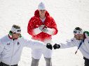 El suizo Franjo von Allmen celebra su victoria en la pista Stelvio de Bormio, donde conquistó el primer oro de los Juegos de Invierno de Milán-Cortina en el descenso de esquí alpino. AFP / F. Coffrini