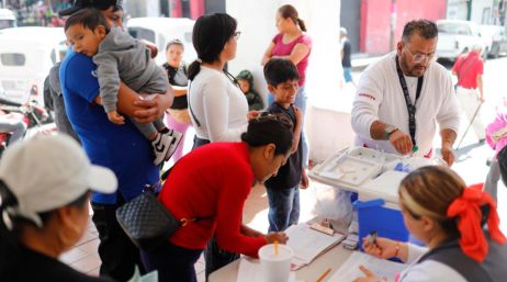 Brigadas de salud aplican vacunas contra el sarampión casa por casa en municipios de Jalisco, donde se concentra el mayor número de contagios en el país. EFE / F. Guasco
