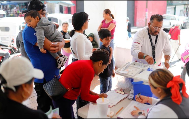 Brigadas de salud aplican vacunas contra el sarampión casa por casa en municipios de Jalisco, donde se concentra el mayor número de contagios en el país. EFE / F. Guasco