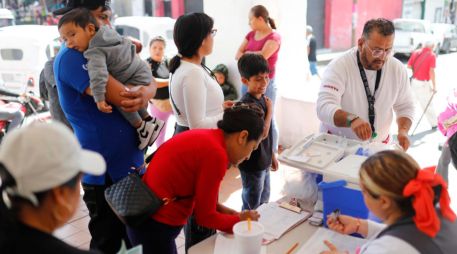 Brigadas de salud aplican vacunas contra el sarampión casa por casa en municipios de Jalisco, donde se concentra el mayor número de contagios en el país. EFE / F. Guasco
