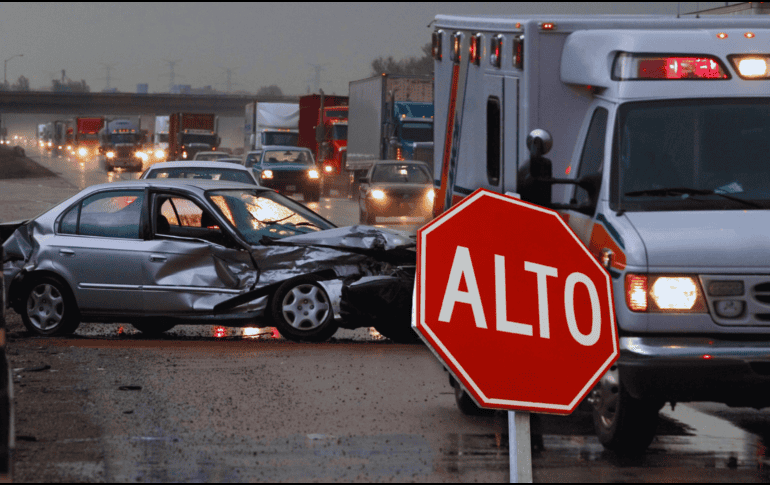 Un conductor debe evitar ingerir bebidas alcohólicas y consumir medicamentos que provoquen somnolencia. ESPECIAL / CANVA
