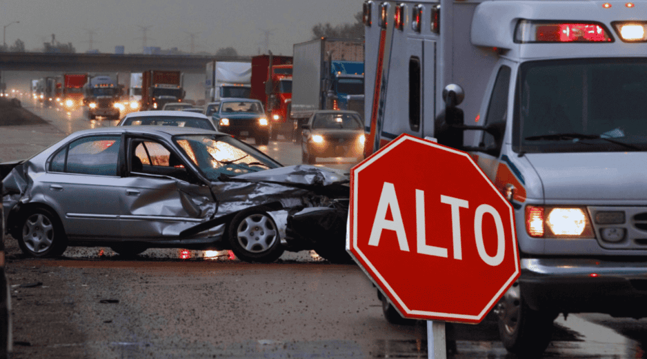 Un conductor debe evitar ingerir bebidas alcohólicas y consumir medicamentos que provoquen somnolencia. ESPECIAL / CANVA