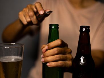 Beber alcohol cada sábado, sobre todo en exceso, impacta la salud; moderar cantidad y frecuencia importa. ESPECIAL