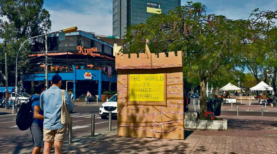 Las estructuras de cartón alteran el paisaje cotidiano y obligan a mirar de nuevo un espacio que suele pasar inadvertido. CORTESÍA