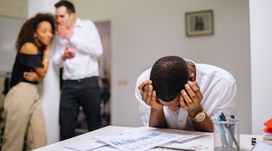 El mobbing laboral ha sido reconocido en los últimos años debido a sus consecuencias psicológicas y sociales, por lo que es importante prestar atención a las señales. ESPECIAL / CANVA