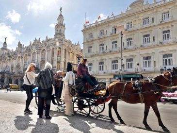 Fotografía de archivo fechada el 29 de enero de 2026 que muestra a turistas montando en un coche en La Habana en Cuba. EFE/ E. Mastrascusa