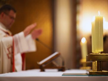 Para la celebración del próximo 14 de febrero, el Episcopado se apegó a esta línea ideológica en la que "amar no es solo sentir", sino que también se sostiene en la construcción, el cuidado e incluso el sacrificio. ESPECIAL / CANVA