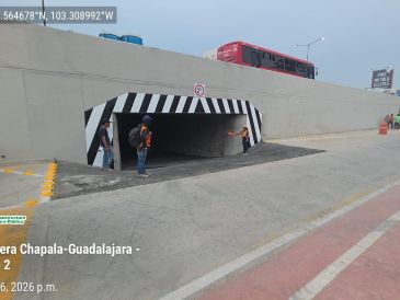 El retorno, que era una alcantarilla pluvial, fue cerrado con motivo de las obras de modernización y del sistema de Macrobús que se llevan a cabo en la carretera y que conectará al aeropuerto con el resto de la metrópoli. ESPECIAL / Gestión del Territorio Jalisco