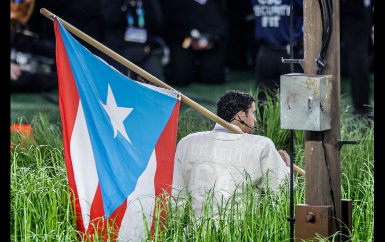Durante poco más de 12 minutos, Benito encendió el estadio con una producción de alto impacto, coreografías masivas y una narrativa visual que celebró la cultura latina ante millones de espectadores en todo el mundo. EFE / C. Torres