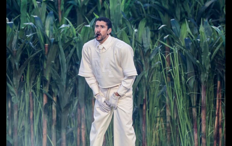 Durante poco más de 12 minutos, Benito encendió el estadio con una producción de alto impacto, coreografías masivas y una narrativa visual que celebró la cultura latina ante millones de espectadores en todo el mundo. EFE / C. Torres