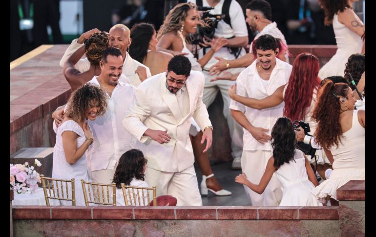 Durante poco más de 12 minutos, Benito encendió el estadio con una producción de alto impacto, coreografías masivas y una narrativa visual que celebró la cultura latina ante millones de espectadores en todo el mundo. EFE / C. Torres