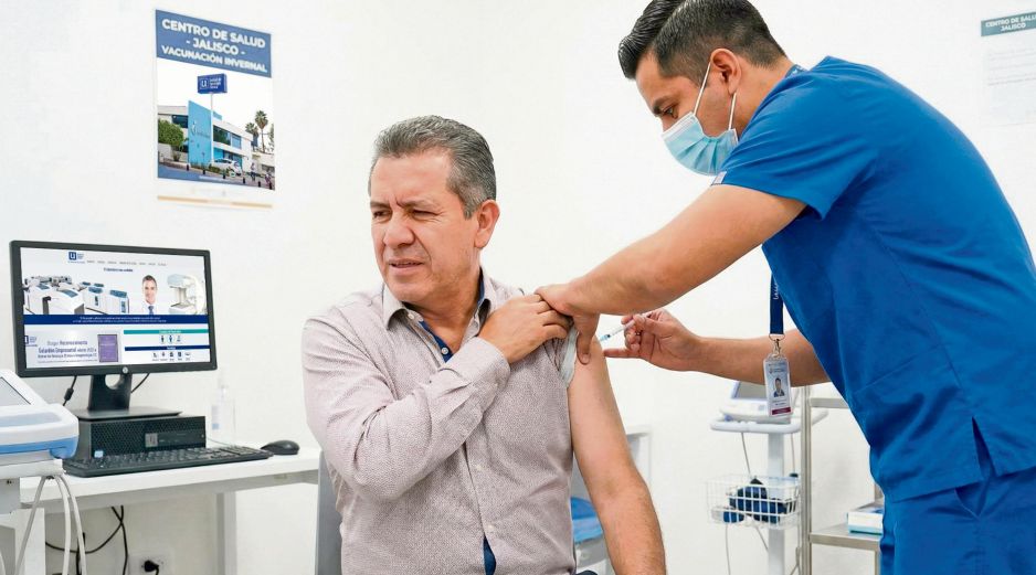 Un médico aplica una vacuna a un paciente, como parte de las acciones de prevención y protección de la salud. ESPECIAL