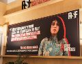 Un cartel muestra el retrato de la periodista iraní y premio nobel de la paz Narges Mohammadi en la sede de Reporteros sin Fronteras en París, Francia, en una imagen de archivo. EFE/T. SUAREZ