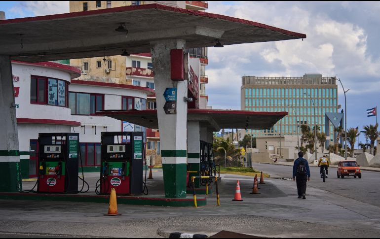 Un hombre pasa junto a una gasolinera sin combustible, ubicada cerca de la embajada de Estados Unidos en La Habana. AP/R. Espinosa