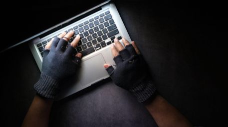 Proteger tu equipo no solo previene fallas técnicas, sino que también reduce el riesgo de que terceros accedan a tus datos personales y financieros. CANVA