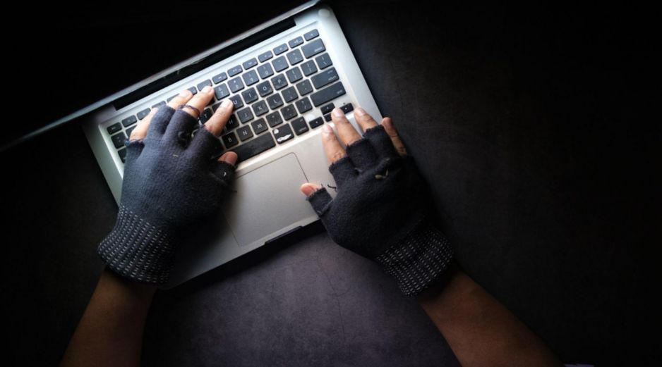 Proteger tu equipo no solo previene fallas técnicas, sino que también reduce el riesgo de que terceros accedan a tus datos personales y financieros. CANVA