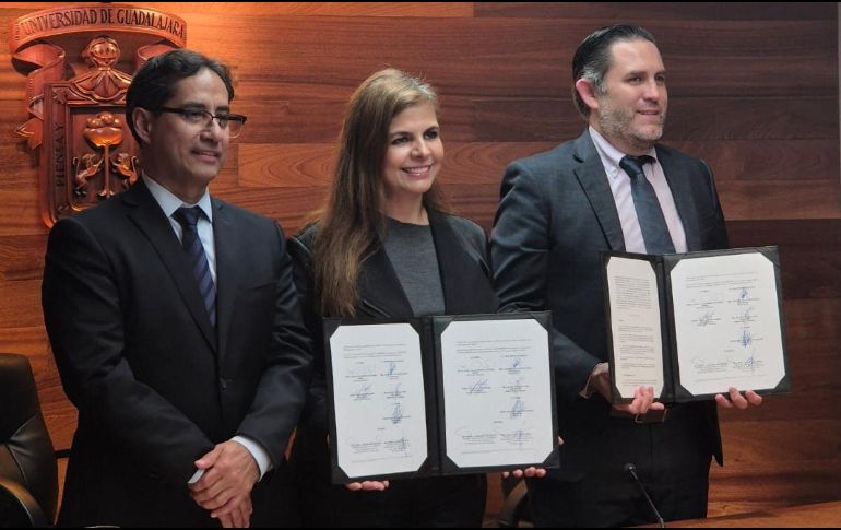 Karla Planter de la UdeG y Antonio Lancaster Jones del CCIJ  muestran la firma del convenio de colaboración . EL INFORMADOR / J. Velazco