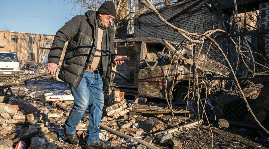 Un ciudadano ucraniano camina entre los restos de un bombardeo en Donetsk. EFE