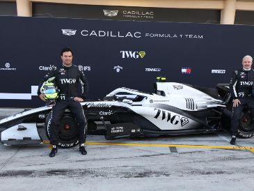 Sergio Pérez y Valtteri Bottas posan en su Cadillac antes de las pruebas de pretemporada de Fórmula 1 en el Circuito Internacional de Bahréin. EFE/A. Haider