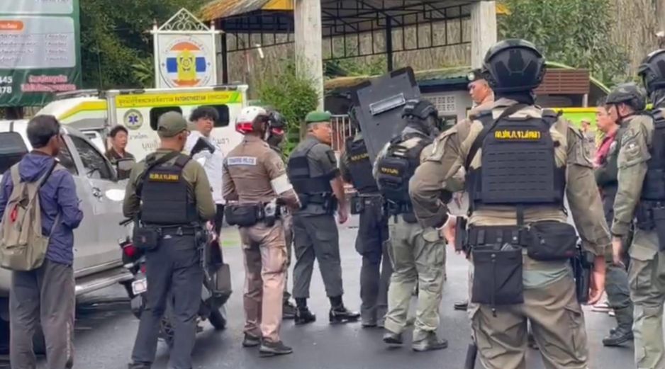 Personal de seguridad en la escuela donde se registró un tiroteo en el sur de Tailandia. EFE/ Oficina de Relaciones Públicas de la Provincia De Songkhla