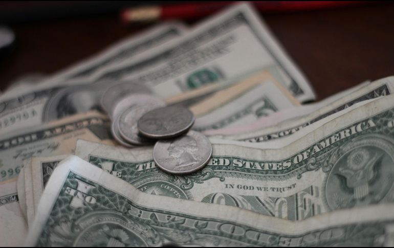 En perspectiva semanal, la divisa estadounidense acumula una caída de 0.93%. Si se amplía el horizonte a 12 meses, la depreciación frente al peso alcanza 15.23%. UNSPLASH