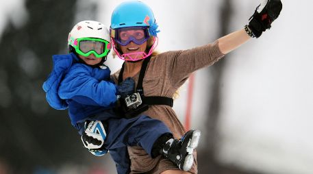 En 2011, tras anunciar su retiro, Sarah Schleper terminó la que sería su última prueba tomando a su hijo Lasse en brazos. La esquiadora salió del retiro y ahora ambos competirán en Milán-Cortina. AP/G. Auletta