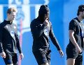 Frenkie de Jong, Jules Koundey Ferran Lopez en el entrenamiento en la víspera del juego. EFE/E. Fontcuberta