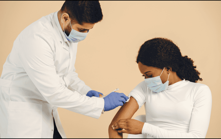 La protección contra el sarampión se administra generalmente mediante la vacuna triple viral (SRP), que también inmuniza contra rubéola y parotiditis. CANVA